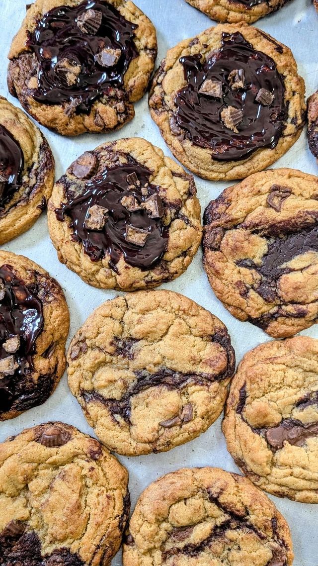 Cookies with big pieces of chocolate on a tray